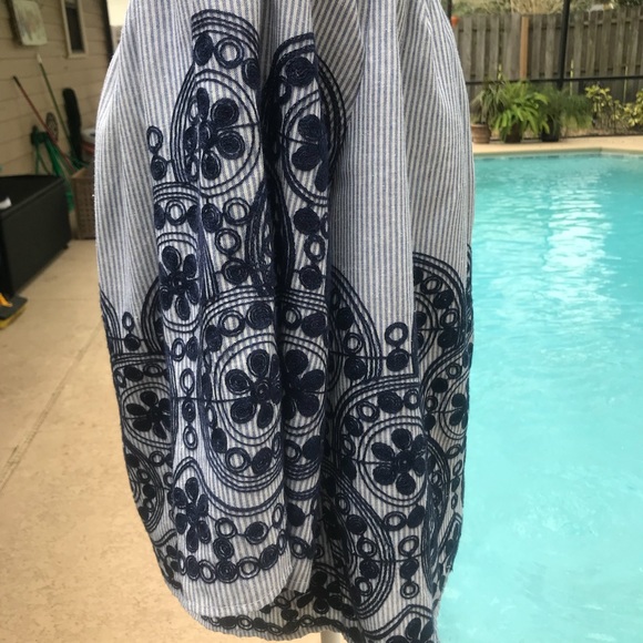 Size large blue top - Picture 2 of 4